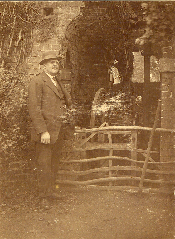 18, The well house at Eden Park, Wellhouse Road took its name, c1920.jpg